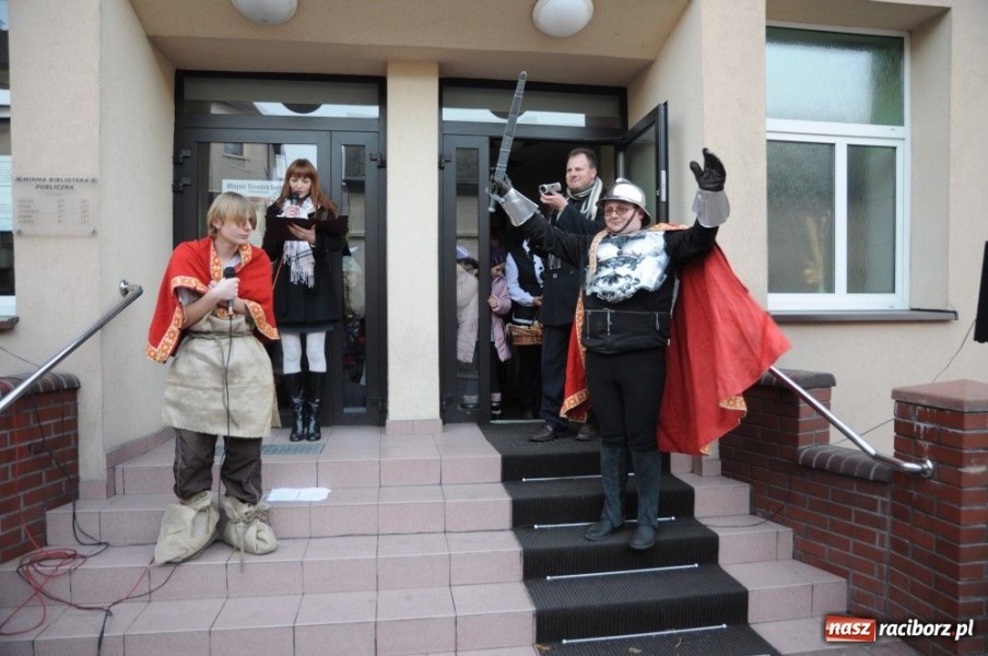 Zdjęcie w galerii na portalu naszraciborz.pl: Ksiądz Grzegorz i dwie amazonki wiadomości z regionu