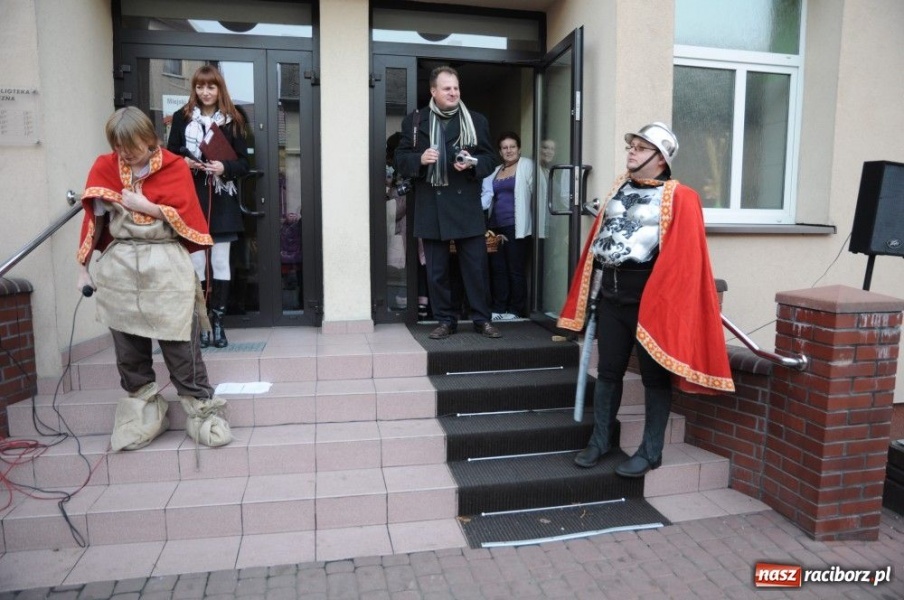 Zdjęcie w galerii na portalu naszraciborz.pl: Ksiądz Grzegorz i dwie amazonki wiadomości z regionu