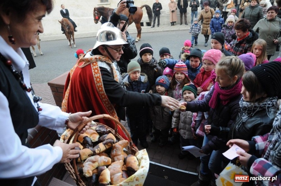 Zdjęcie w galerii na portalu naszraciborz.pl: Ksiądz Grzegorz i dwie amazonki wiadomości z regionu