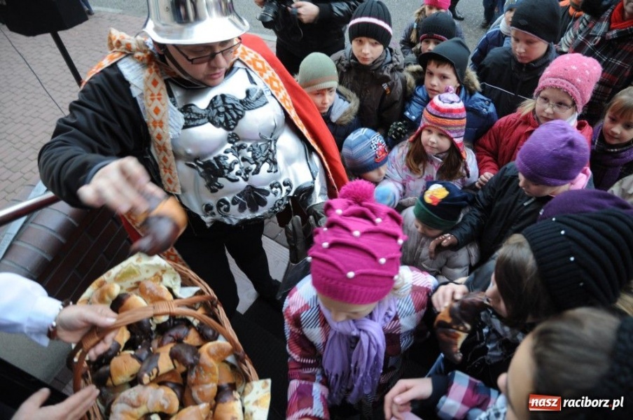Zdjęcie w galerii na portalu naszraciborz.pl: Ksiądz Grzegorz i dwie amazonki wiadomości z regionu