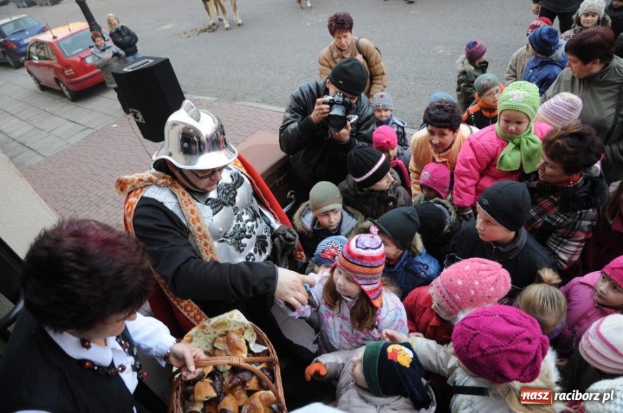 Zdjęcie w galerii na portalu naszraciborz.pl: Ksiądz Grzegorz i dwie amazonki wiadomości z regionu