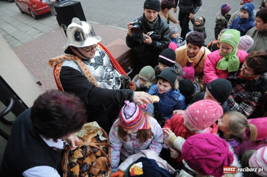 Zdjęcie w galerii na portalu naszraciborz.pl: Ksiądz Grzegorz i dwie amazonki wiadomości z regionu