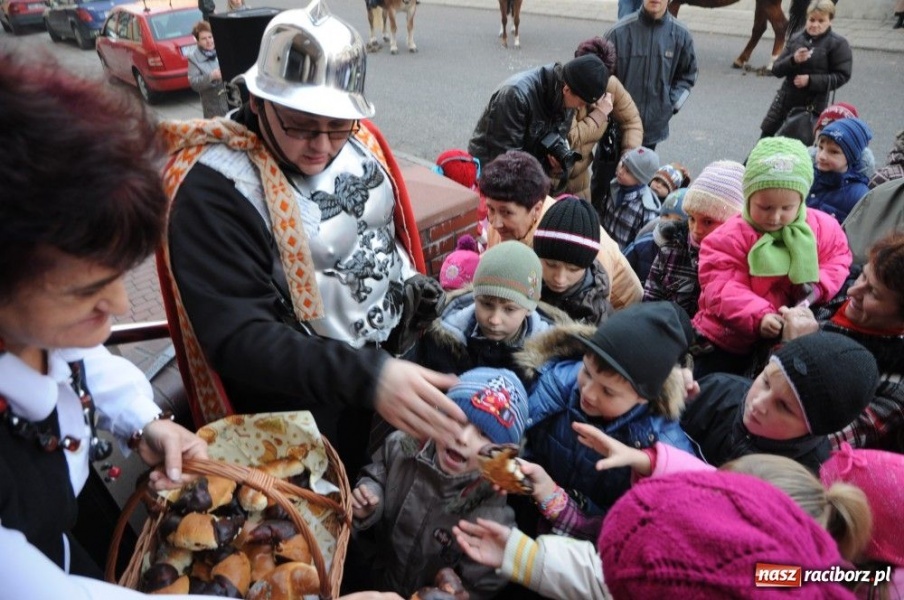 Zdjęcie w galerii na portalu naszraciborz.pl: Ksiądz Grzegorz i dwie amazonki wiadomości z regionu