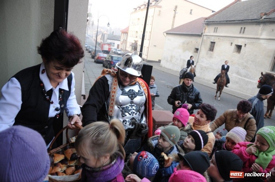 Zdjęcie w galerii na portalu naszraciborz.pl: Ksiądz Grzegorz i dwie amazonki wiadomości z regionu