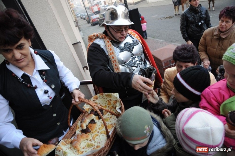 Zdjęcie w galerii na portalu naszraciborz.pl: Ksiądz Grzegorz i dwie amazonki wiadomości z regionu