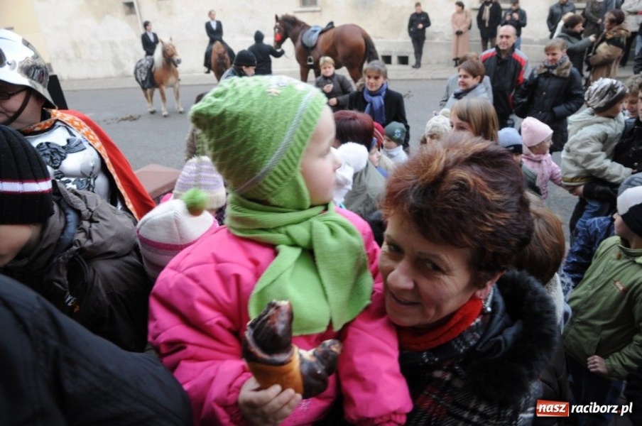 Zdjęcie w galerii na portalu naszraciborz.pl: Ksiądz Grzegorz i dwie amazonki wiadomości z regionu