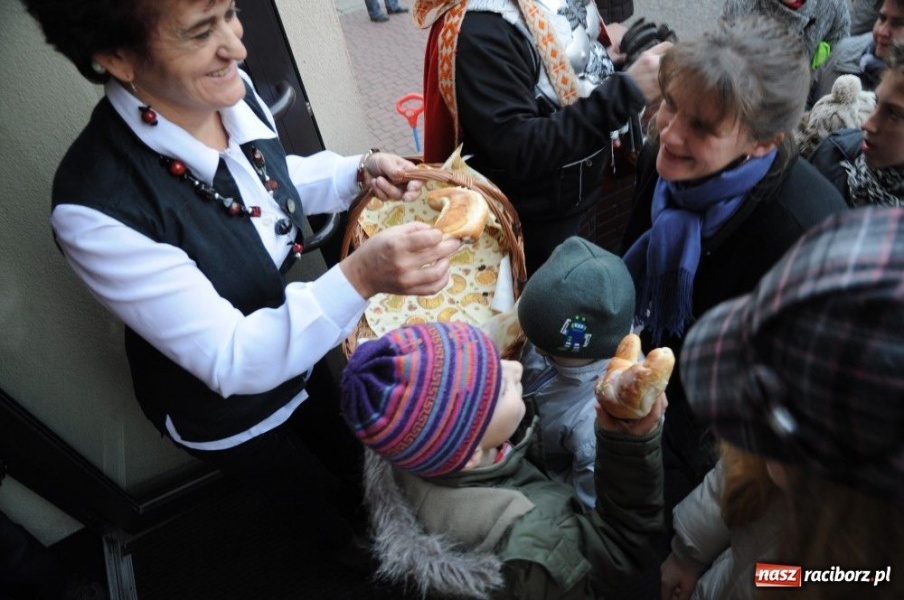 Zdjęcie w galerii na portalu naszraciborz.pl: Ksiądz Grzegorz i dwie amazonki wiadomości z regionu