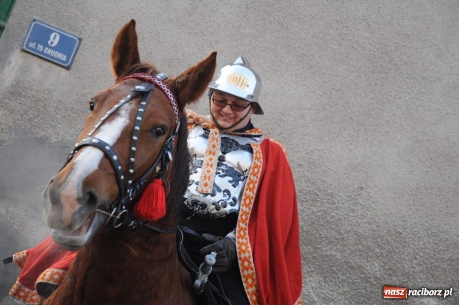 Zdjęcie w galerii na portalu naszraciborz.pl: Ksiądz Grzegorz i dwie amazonki wiadomości z regionu