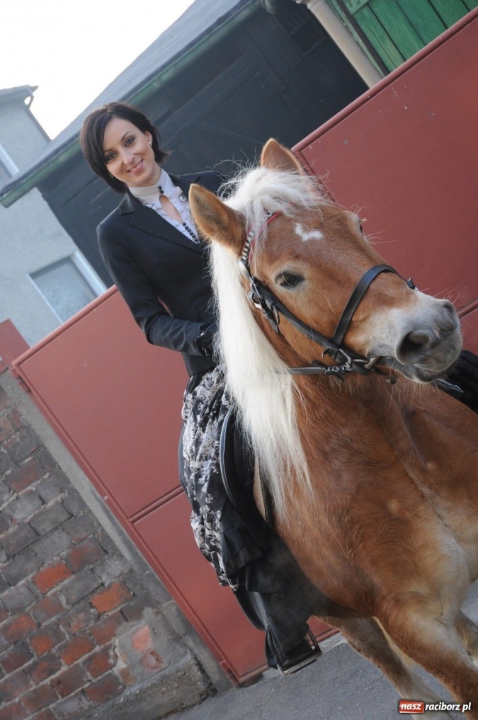 Zdjęcie w galerii na portalu naszraciborz.pl: Ksiądz Grzegorz i dwie amazonki wiadomości z regionu