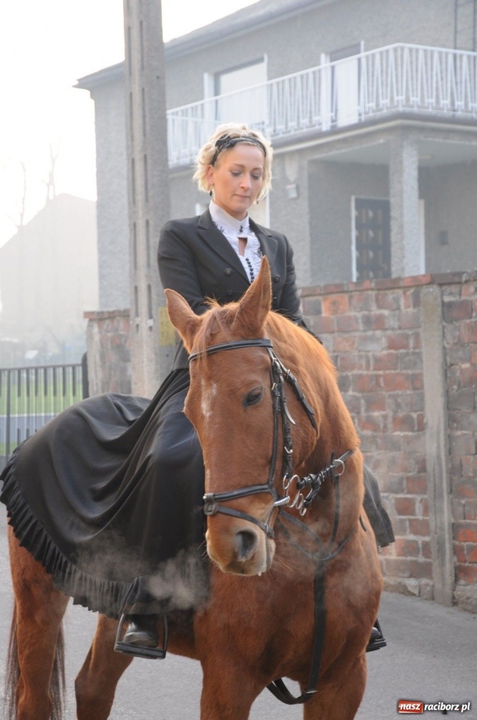 Zdjęcie w galerii na portalu naszraciborz.pl: Ksiądz Grzegorz i dwie amazonki wiadomości z regionu