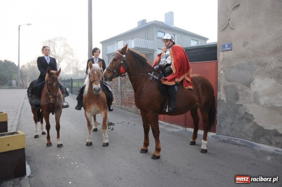 Zdjęcie w galerii na portalu naszraciborz.pl: Ksiądz Grzegorz i dwie amazonki wiadomości z regionu