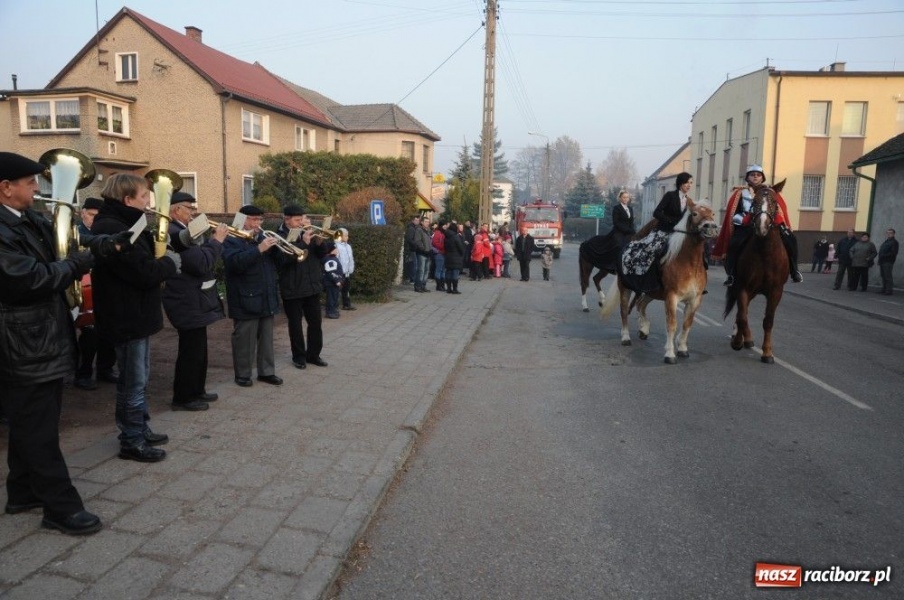Zdjęcie w galerii na portalu naszraciborz.pl: Ksiądz Grzegorz i dwie amazonki wiadomości z regionu