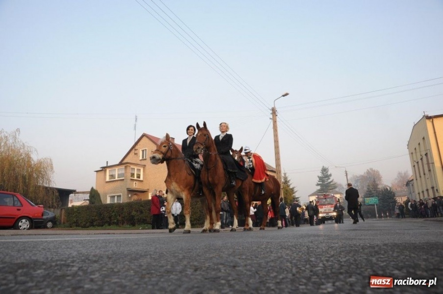 Zdjęcie w galerii na portalu naszraciborz.pl: Ksiądz Grzegorz i dwie amazonki wiadomości z regionu