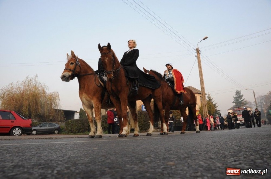 Zdjęcie w galerii na portalu naszraciborz.pl: Ksiądz Grzegorz i dwie amazonki wiadomości z regionu