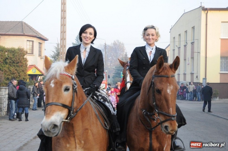 Zdjęcie w galerii na portalu naszraciborz.pl: Ksiądz Grzegorz i dwie amazonki wiadomości z regionu