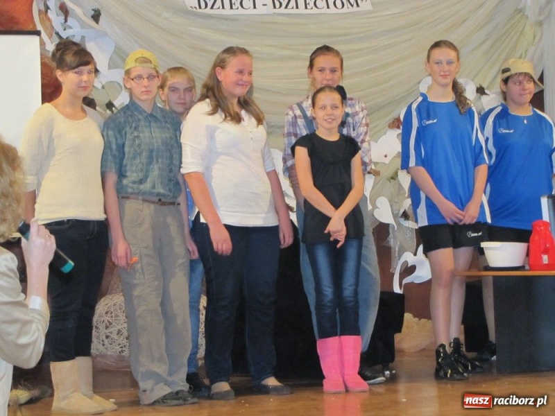 Zdjęcie w galerii na portalu naszraciborz.pl: Dzieci dzieciom w Tworkowie wiadomości z regionu