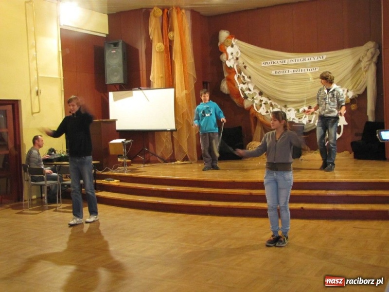 Zdjęcie w galerii na portalu naszraciborz.pl: Dzieci dzieciom w Tworkowie wiadomości z regionu