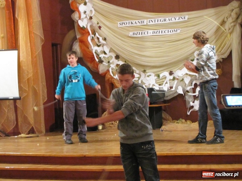 Zdjęcie w galerii na portalu naszraciborz.pl: Dzieci dzieciom w Tworkowie wiadomości z regionu