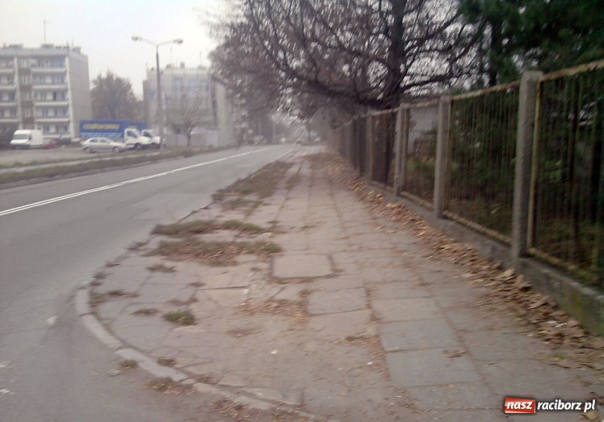 Zdjęcie w galerii na portalu naszraciborz.pl: Ten chodnik woła o remont wiadomości z regionu