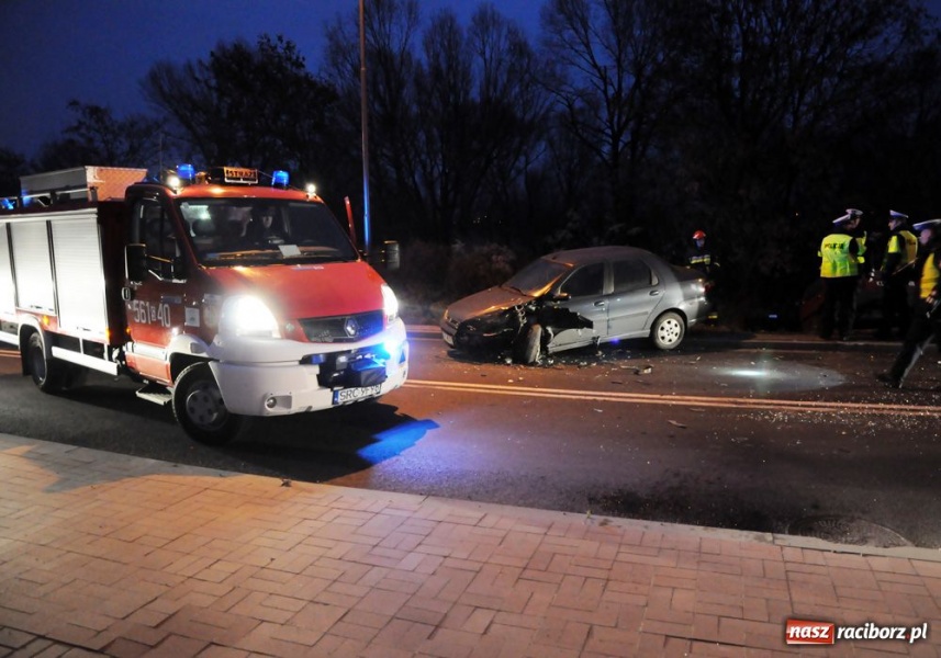 Zdjęcie w galerii na portalu naszraciborz.pl: Czołowe zderzenie na 1 Maja wiadomości z regionu