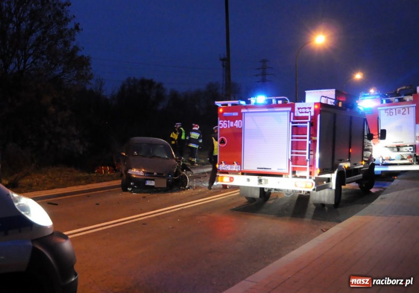 Zdjęcie w galerii na portalu naszraciborz.pl: Czołowe zderzenie na 1 Maja wiadomości z regionu