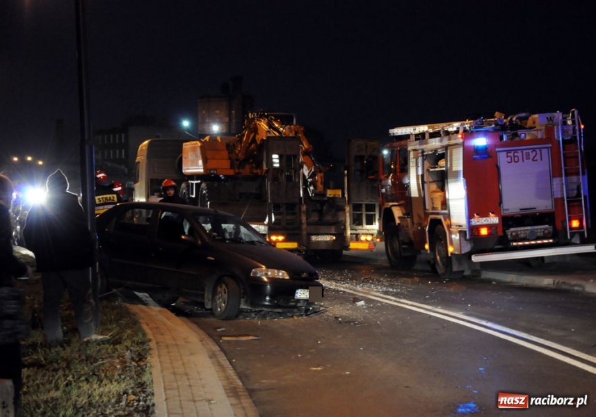 Zdjęcie w galerii na portalu naszraciborz.pl: Czołowe zderzenie na 1 Maja wiadomości z regionu