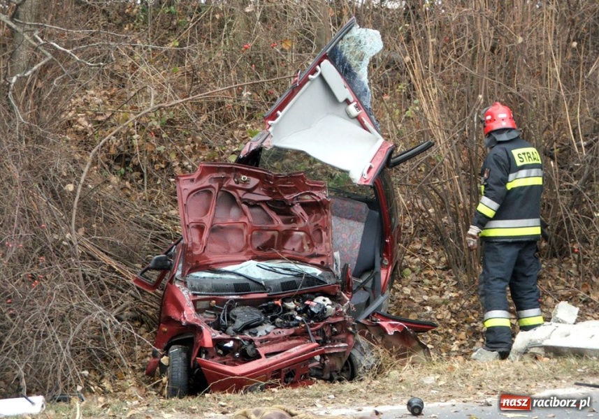 Zdjęcie w galerii na portalu naszraciborz.pl: Z daewoo tico zostały tylko strzępy wiadomości z regionu