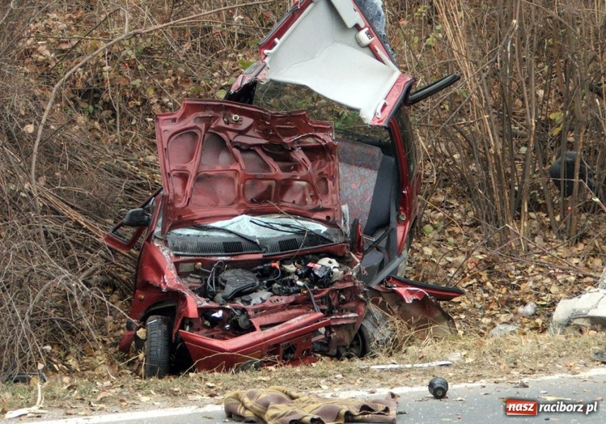 Zdjęcie w galerii na portalu naszraciborz.pl: Z daewoo tico zostały tylko strzępy wiadomości z regionu