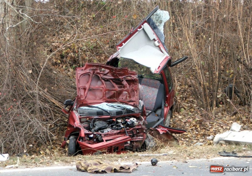 Zdjęcie w galerii na portalu naszraciborz.pl: Z daewoo tico zostały tylko strzępy wiadomości z regionu