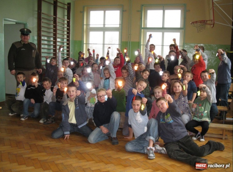 Zdjęcie w galerii na portalu naszraciborz.pl: SG realizuje w szkołach program Blaskiem chronieni  wiadomości z regionu