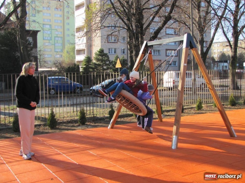 Zdjęcie w galerii na portalu naszraciborz.pl: Najfajniejsza jest huśtawka... wiadomości z regionu