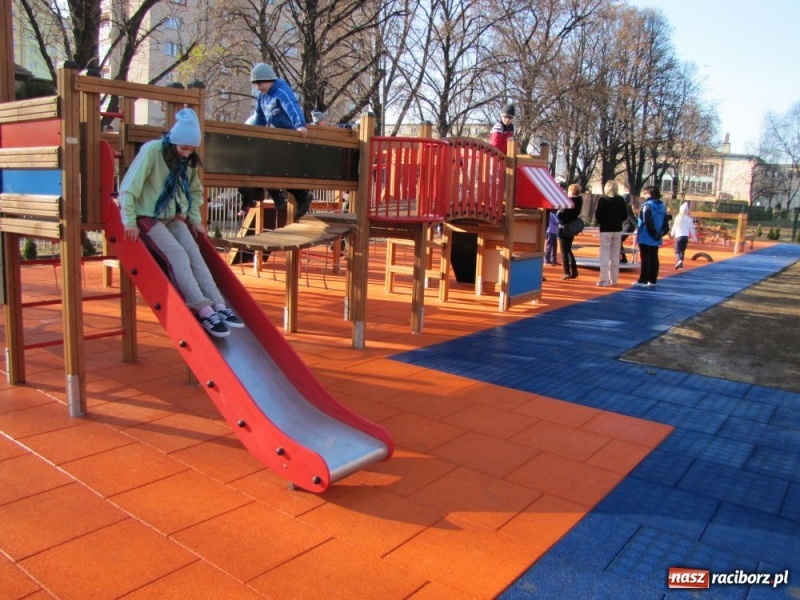 Zdjęcie w galerii na portalu naszraciborz.pl: Najfajniejsza jest huśtawka... wiadomości z regionu