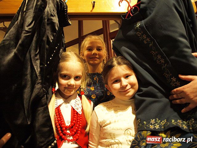 Zdjęcie w galerii na portalu naszraciborz.pl: Pokaz mody ludowej w Tworkowie wiadomości z regionu