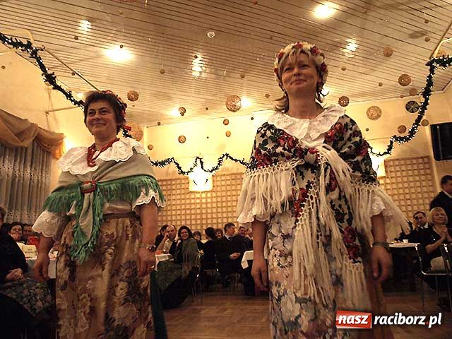Zdjęcie w galerii na portalu naszraciborz.pl: Pokaz mody ludowej w Tworkowie wiadomości z regionu