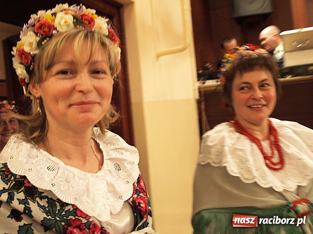 Zdjęcie w galerii na portalu naszraciborz.pl: Pokaz mody ludowej w Tworkowie wiadomości z regionu