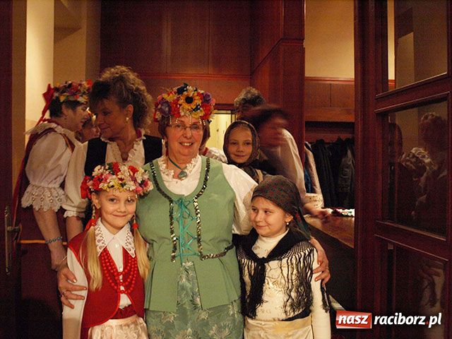 Zdjęcie w galerii na portalu naszraciborz.pl: Pokaz mody ludowej w Tworkowie wiadomości z regionu