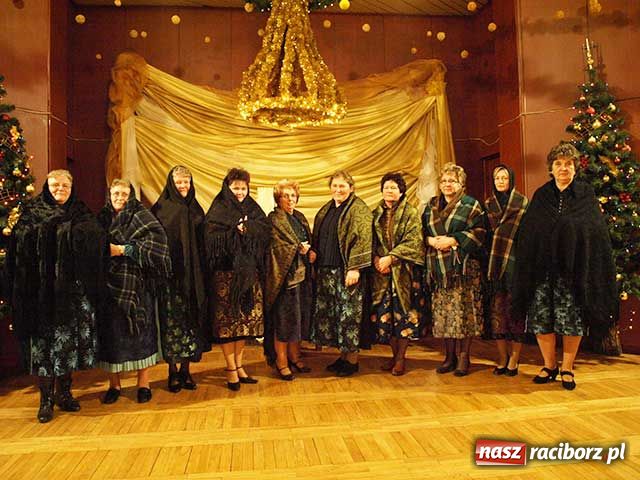Zdjęcie w galerii na portalu naszraciborz.pl: Pokaz mody ludowej w Tworkowie wiadomości z regionu