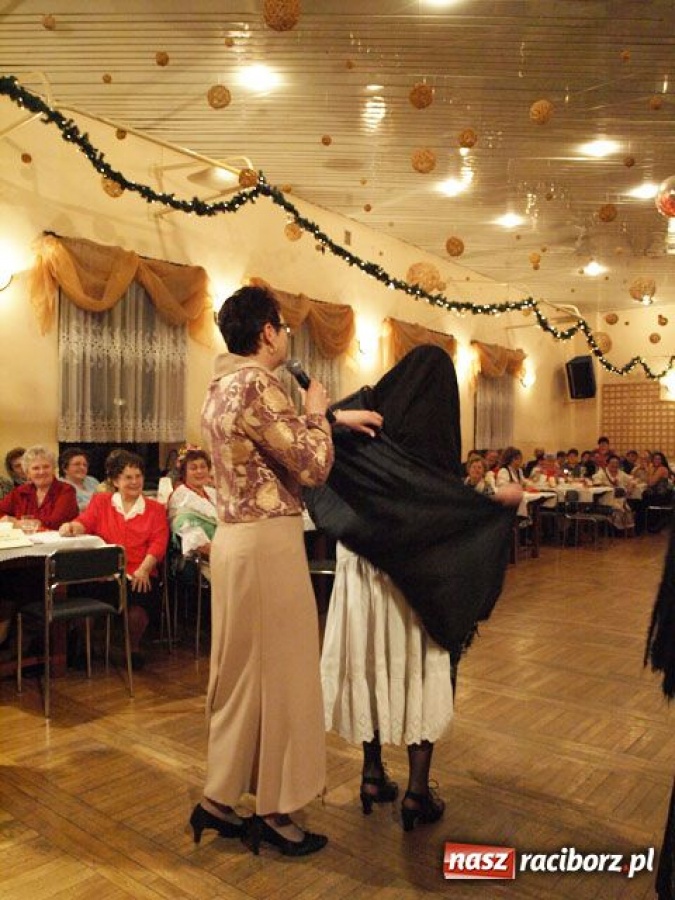 Zdjęcie w galerii na portalu naszraciborz.pl: Pokaz mody ludowej w Tworkowie wiadomości z regionu