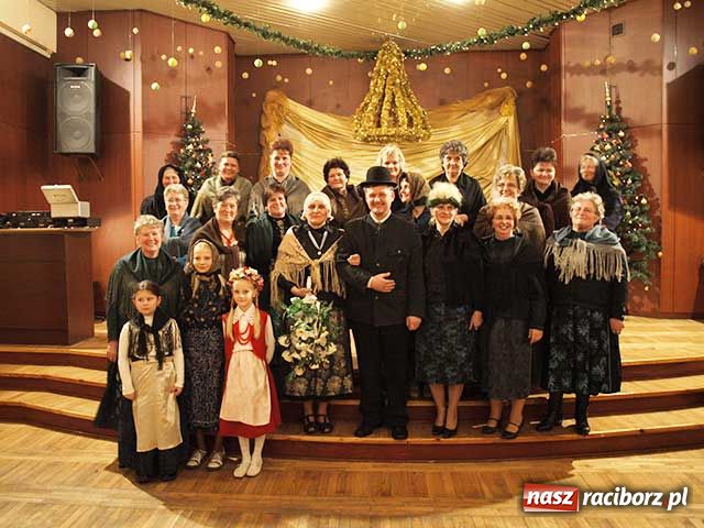 Zdjęcie w galerii na portalu naszraciborz.pl: Pokaz mody ludowej w Tworkowie wiadomości z regionu