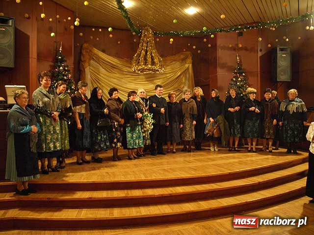 Zdjęcie w galerii na portalu naszraciborz.pl: Pokaz mody ludowej w Tworkowie wiadomości z regionu