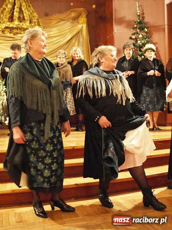 Zdjęcie w galerii na portalu naszraciborz.pl: Pokaz mody ludowej w Tworkowie wiadomości z regionu