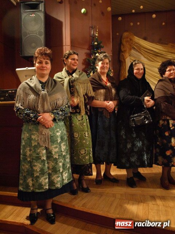 Zdjęcie w galerii na portalu naszraciborz.pl: Pokaz mody ludowej w Tworkowie wiadomości z regionu