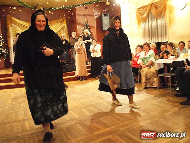 Zdjęcie w galerii na portalu naszraciborz.pl: Pokaz mody ludowej w Tworkowie wiadomości z regionu
