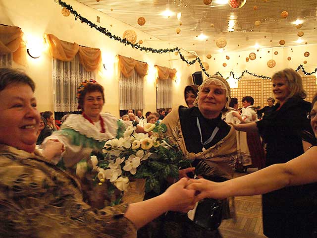 Zdjęcie w galerii na portalu naszraciborz.pl: Pokaz mody ludowej w Tworkowie wiadomości z regionu