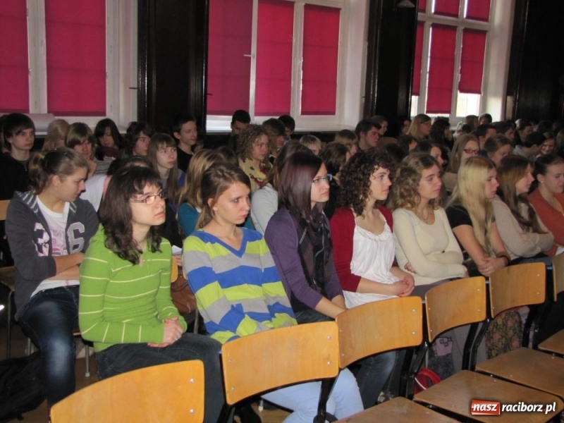 Zdjęcie w galerii na portalu naszraciborz.pl: Powrót do szkoły. Gość z Brukseli w I LO wiadomości z regionu