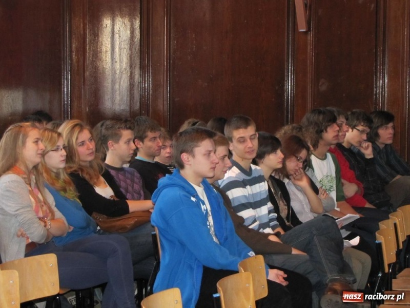 Zdjęcie w galerii na portalu naszraciborz.pl: Powrót do szkoły. Gość z Brukseli w I LO wiadomości z regionu