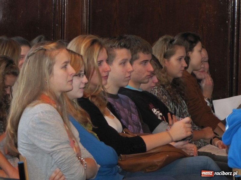 Zdjęcie w galerii na portalu naszraciborz.pl: Powrót do szkoły. Gość z Brukseli w I LO wiadomości z regionu