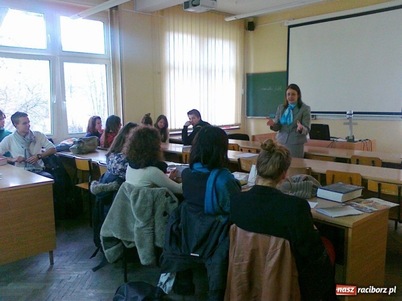 Zdjęcie w galerii na portalu naszraciborz.pl: Licealiści poznali warsztat tłumacza wiadomości z regionu