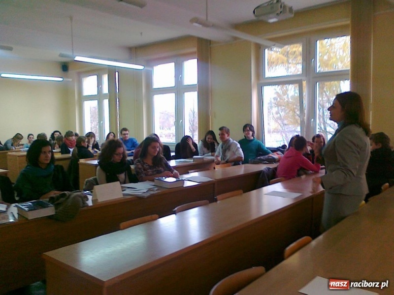 Zdjęcie w galerii na portalu naszraciborz.pl: Licealiści poznali warsztat tłumacza wiadomości z regionu