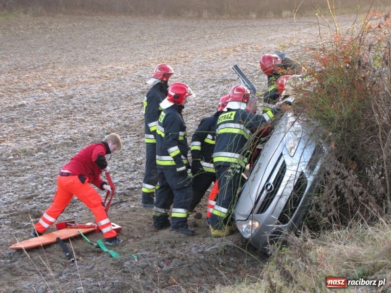 Zdjęcie w galerii na portalu naszraciborz.pl: Wpadła w poślizg, wylądowała w rowie wiadomości z regionu